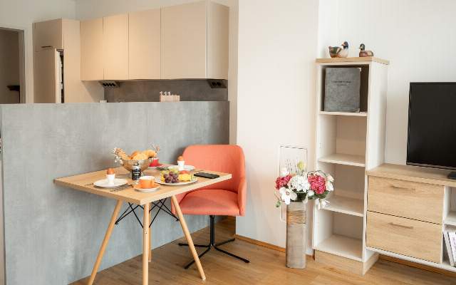 Voll ausgestattete Wohnungen mit Wohnschlafraum, Küche, Badezimmer, Balkon, u.v.m.