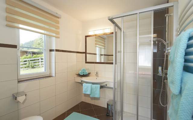 Moderne und helle Badezimmer mit Dusche und WC