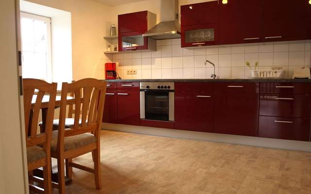 Modern and fully equipped kitchen with dining area for up to 5 people