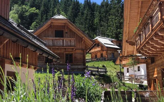 Exklusive und romantische Holzhäuser für Ihren Sommerurlaub im Bergdorf Riesner