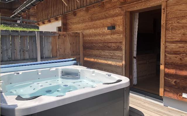 Exclusive chalets for up to 8 people, some with sauna, whirlpool and tiled stove