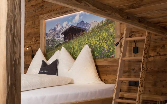 4 Schlafzimmer mit hochwertigen Betten und alpinem Stil