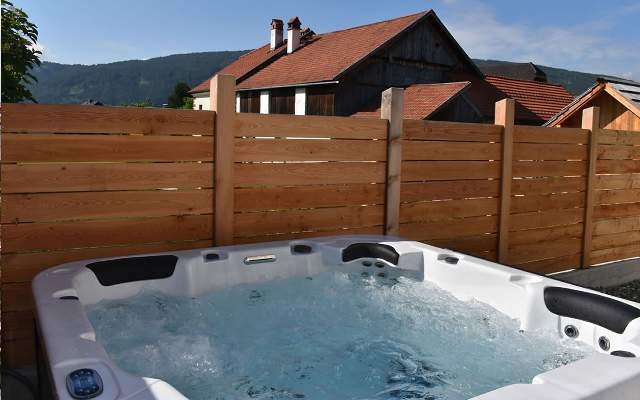 Whirlpool auf der Terrasse der Country Suite in Mariapfarr