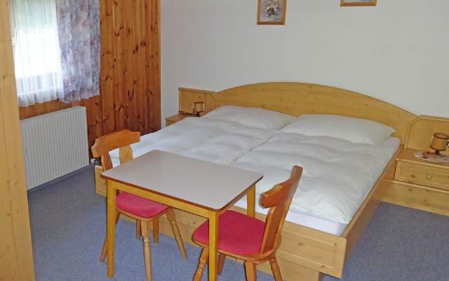 Double and triple rooms with TV and breakfast