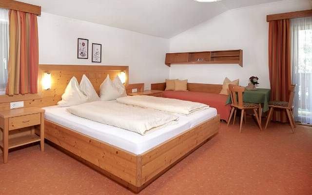 Double and triple rooms with TV and breakfast