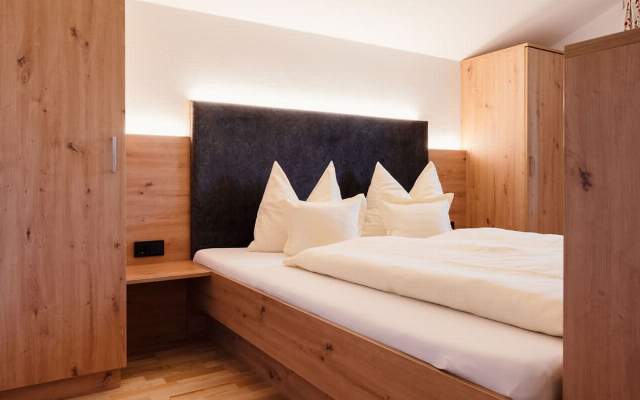 Schlafzimmer mit hochwertigen Betten für einen erholsamen Schlaf in den Salzburger Bergen