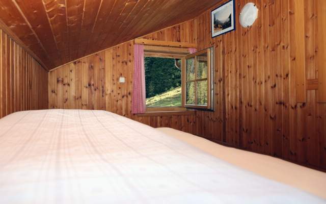 Gemütliche Schlafzimmer mit Waldblick