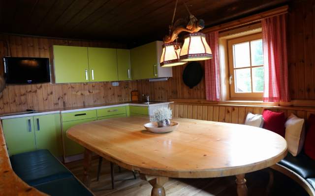 Spacious hut for up to 13 people, rustic wood stove for heating