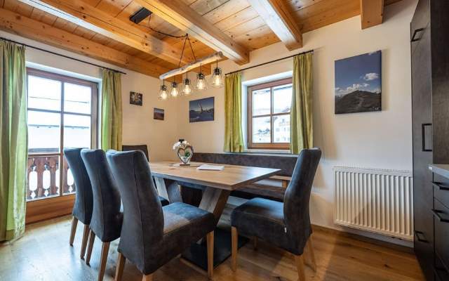 Large dining table for shared meals or game evenings with a view of the Flachau winter landscape