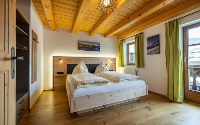 Geräumige Schlafzimmer mit hochwertigen Betten und Balkon