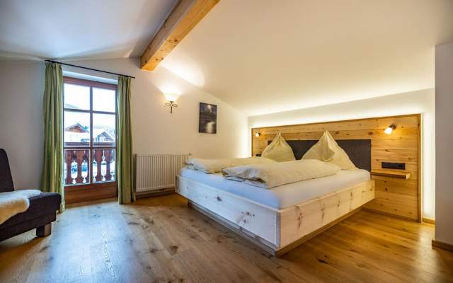 Geräumige Schlafzimmer mit hochwertigen Betten und Balkon