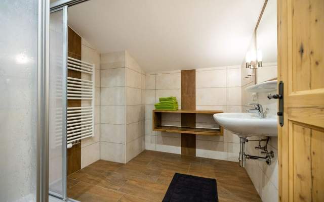 Neu renoviertes Badezimmer mit Dusche und Handtuchwärmer