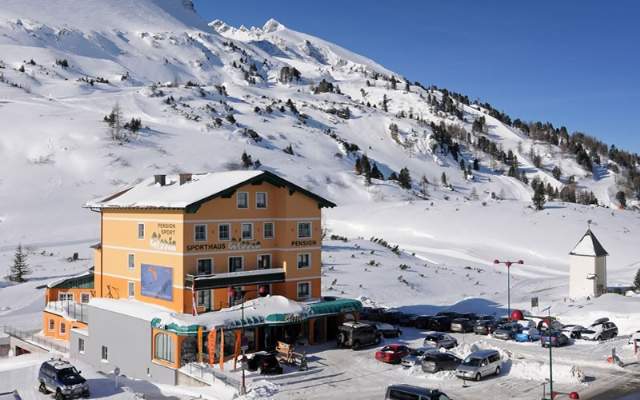 Winter vacation in the Pension Gloria with sports shop in Obertauern