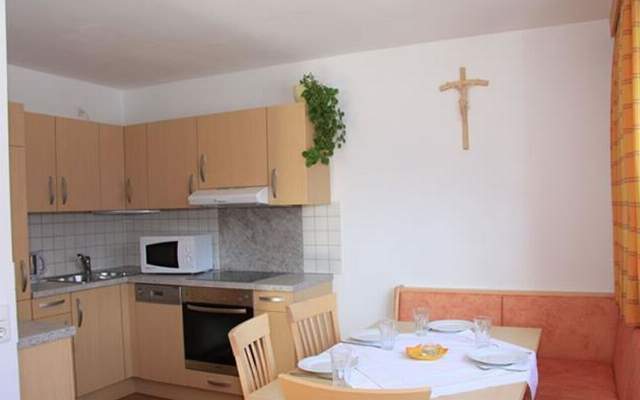 v Spacious eat-in kitchen with fully equipped kitchen