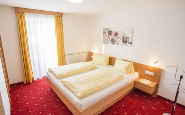 Double room with breakfast or cozy bedroom in the apartment