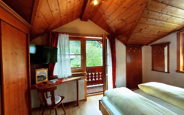 Schlafzimmer mit Doppelbett und Balkon