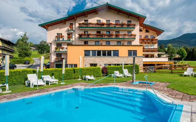 Hotel mit Panoramablick und Außenpool