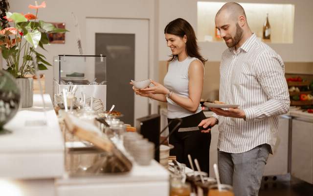 Frühstücksbuffet mit ausgewählten Produkten und Wiener Spezialitäten