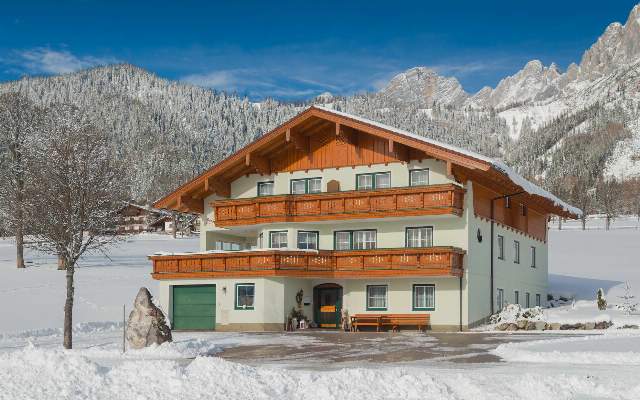 The Pernerhof is a beautiful holiday home at the foot of the Dachstein mountain.