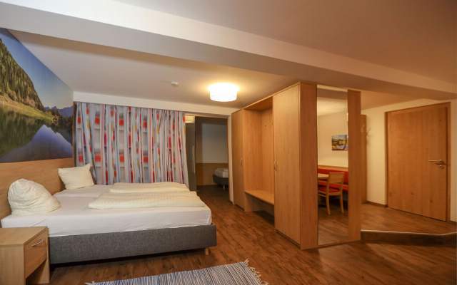 Gemütliche und geräumige Zimmer für 1 bis 4 Personen mit Frühstück, Restaurant im Haus