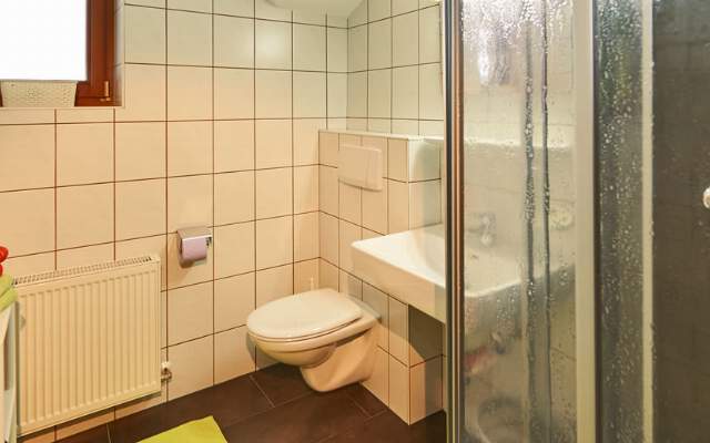 Badezimmer mit Dusche und WC