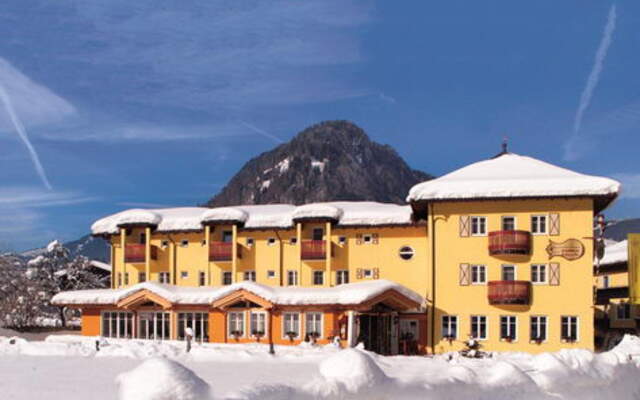 Hotel Lerch Plankenau under a blue winter sky
