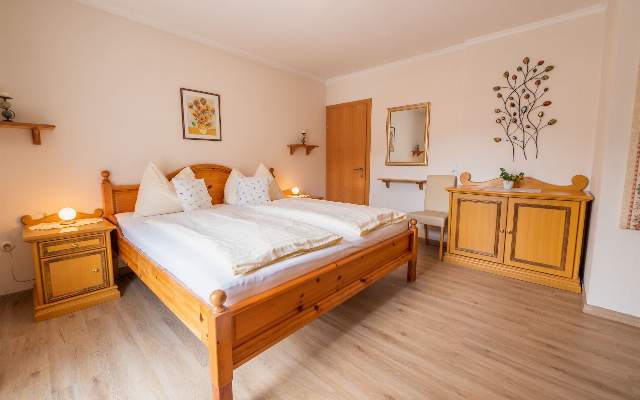 Geräumiges Schlafzimmer mit Doppelbett