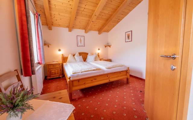 Geräumiges Schlafzimmer mit Doppelbett