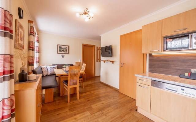 Helle und freundliche Wohnküche mit hochwertigen Elektrogeräten