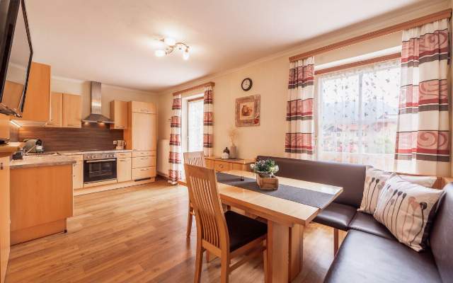 Helle und freundliche Wohnküche mit hochwertigen Elektrogeräten