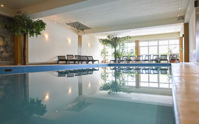 Ziehen Sie genussvoll Ihre Bahnen beim Schwimmen im Hallenbad des Sporthotel Radstadt****